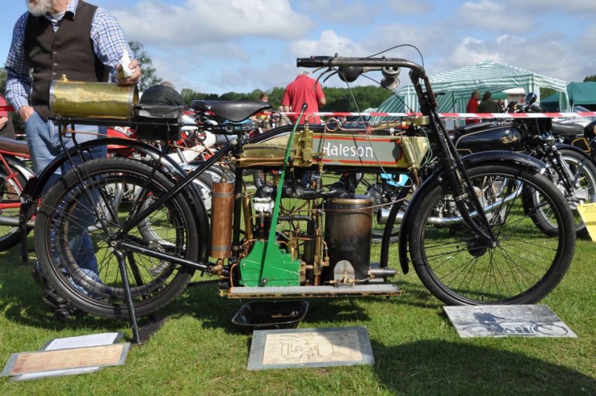 1914-haleson-steam-motorcycle-3-858x570.jpg